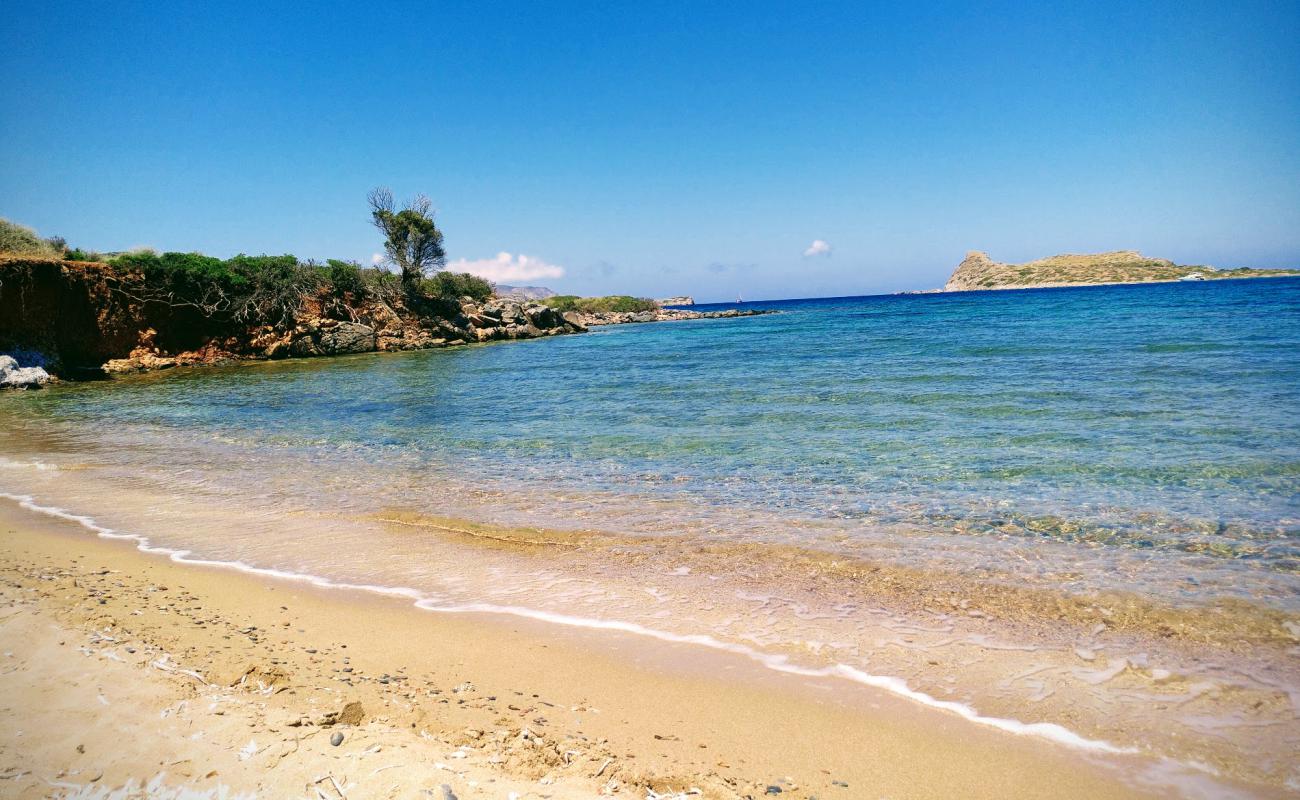 Photo de beach Vayu avec sable noir avec caillou de surface