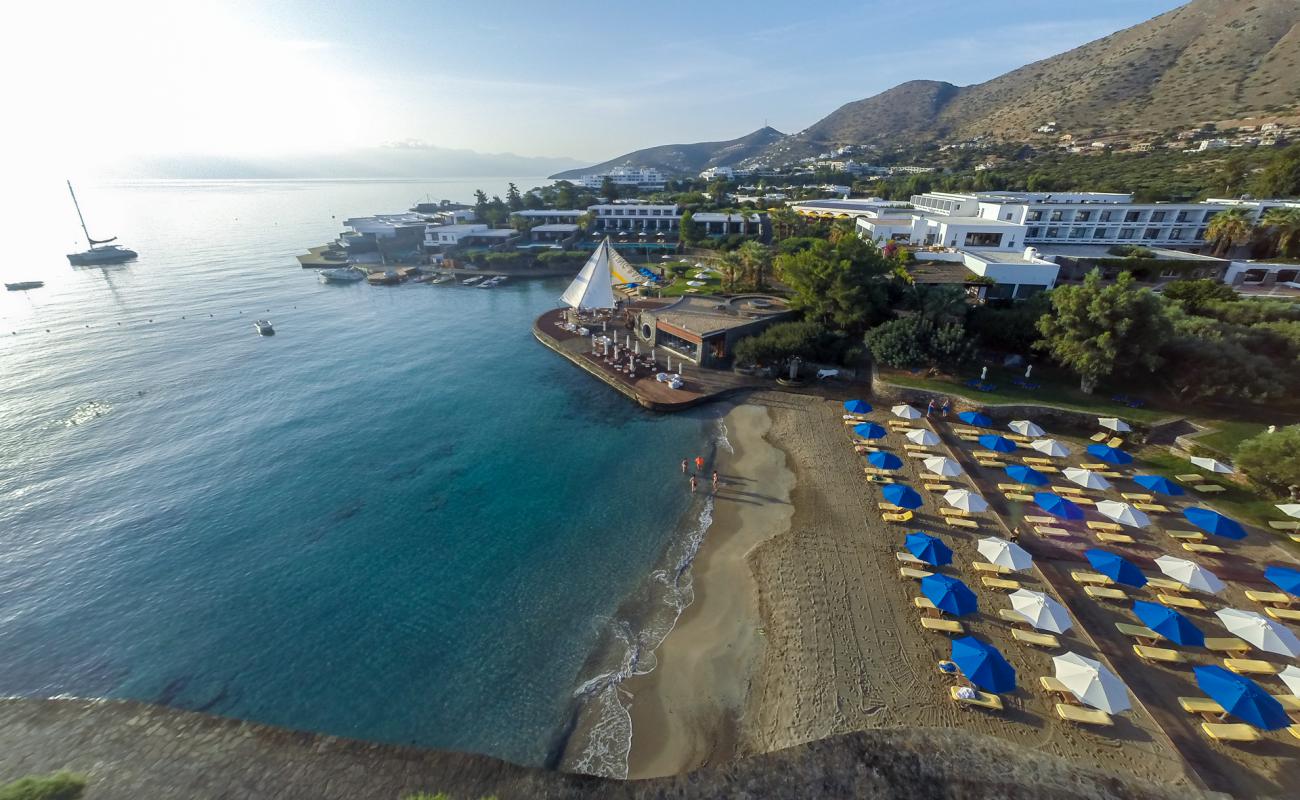 Photo de Elounda Bay avec sable fin et lumineux de surface