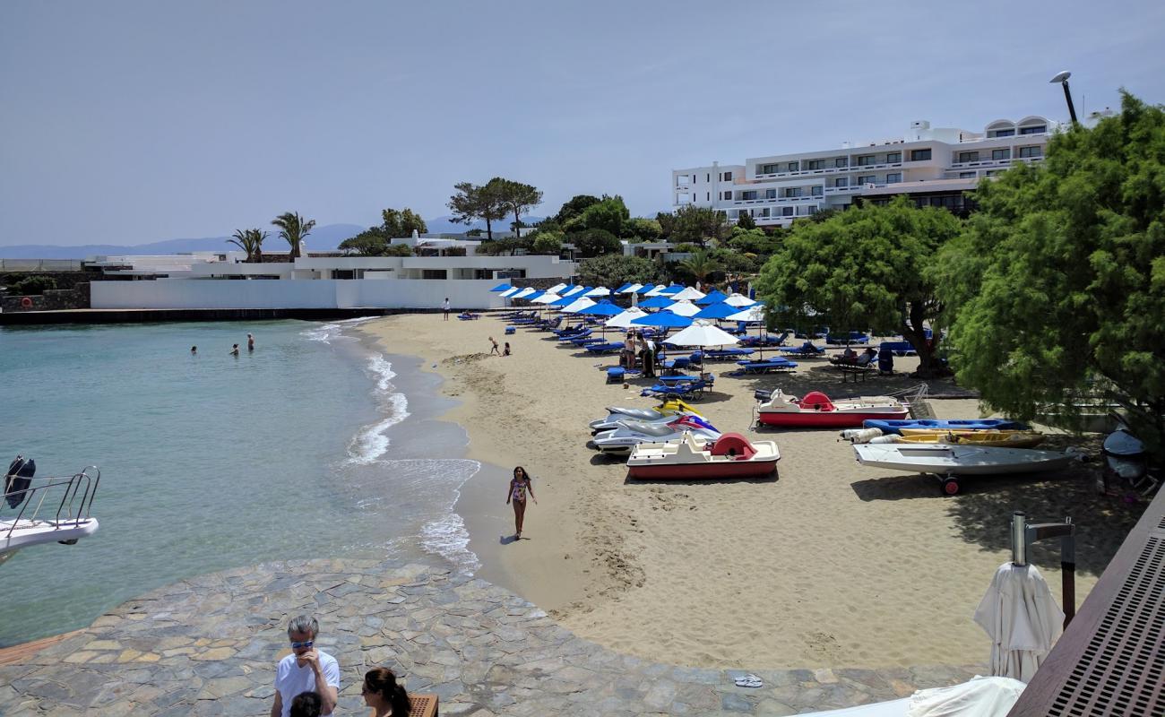 Photo de Elounda Beach avec sable fin et lumineux de surface