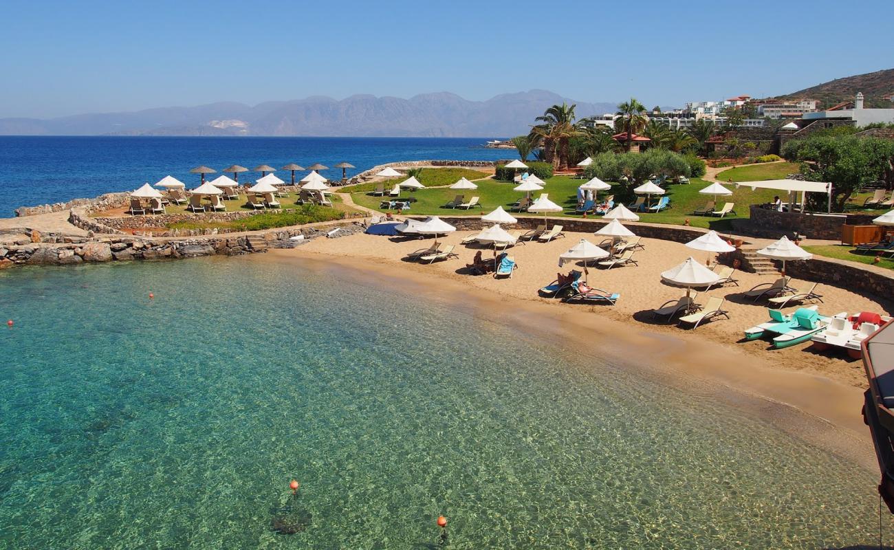 Photo de Plage d'Elounda II avec sable fin brun de surface