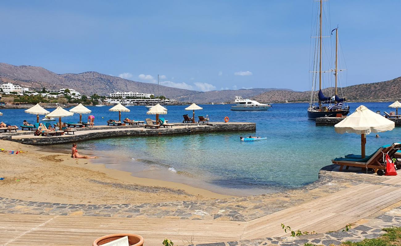 Photo de Elounda Beach III avec sable fin brun de surface