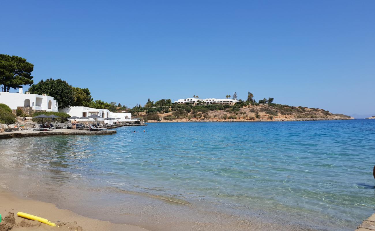 Photo de Minos Beach avec sable brun de surface