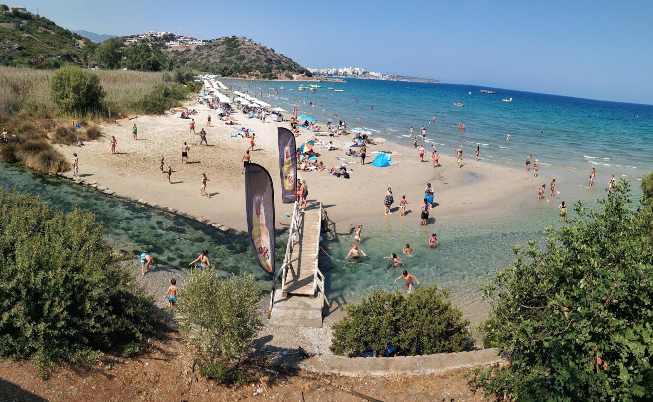 Photo de Plage d'Almyros avec sable brun de surface