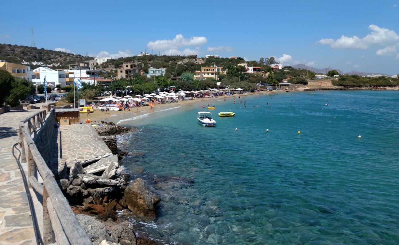 Photo de Paralia Ammoudara avec sable brun de surface