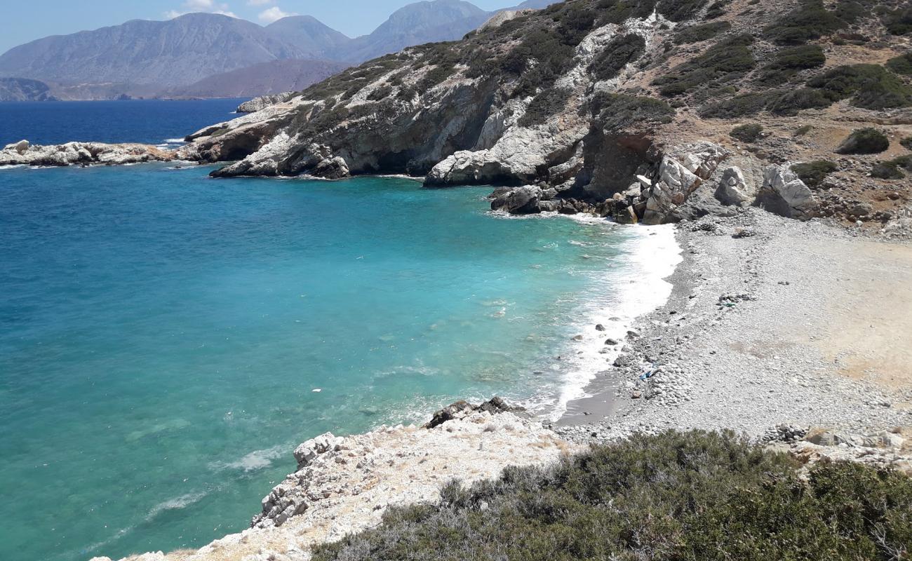 Photo de Frouzis beach avec galets beige de surface