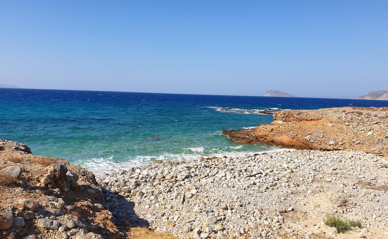 Photo de Kamini beach avec roches de surface