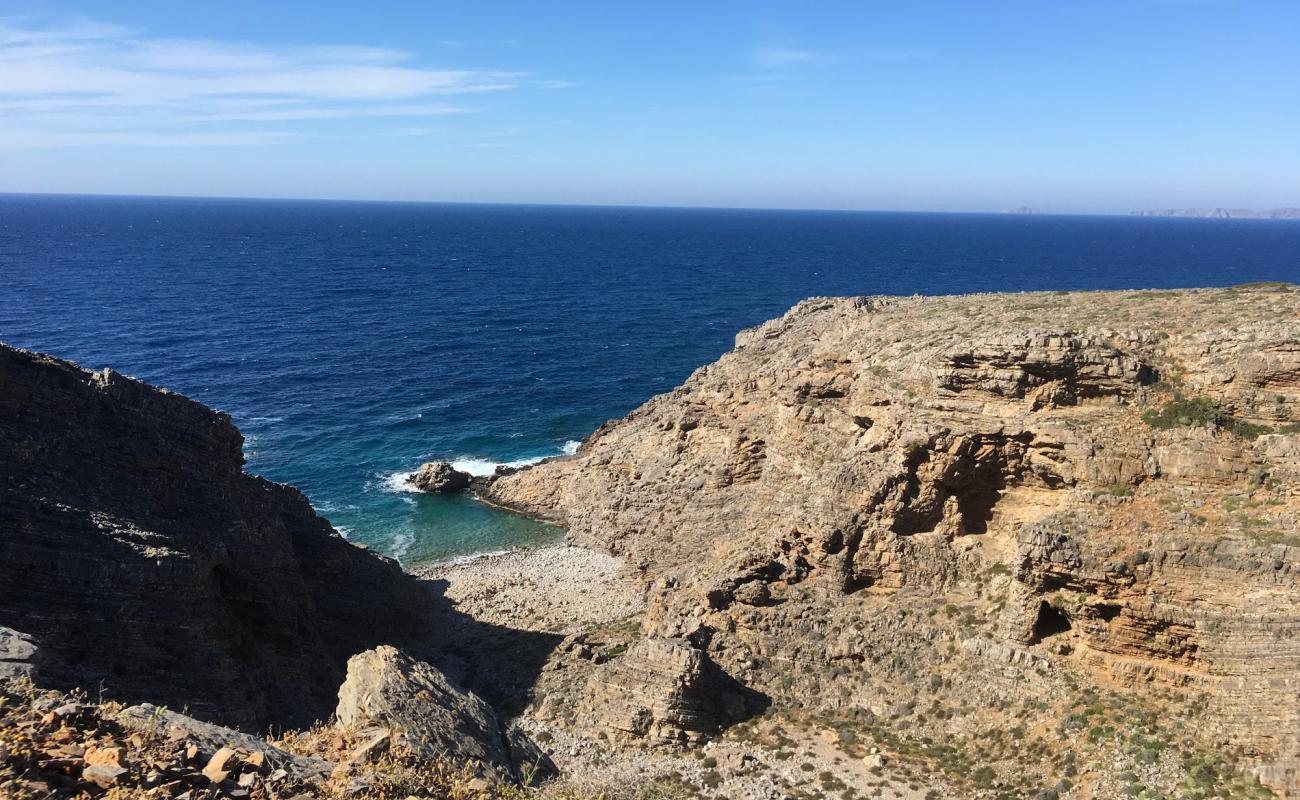 Photo de Beach Charkomatas avec roches de surface