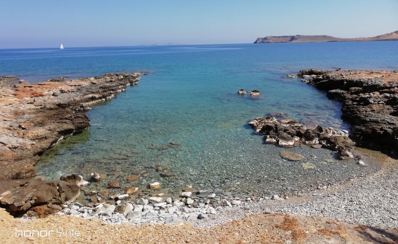 Photo de Varkotopos beach avec roches de surface