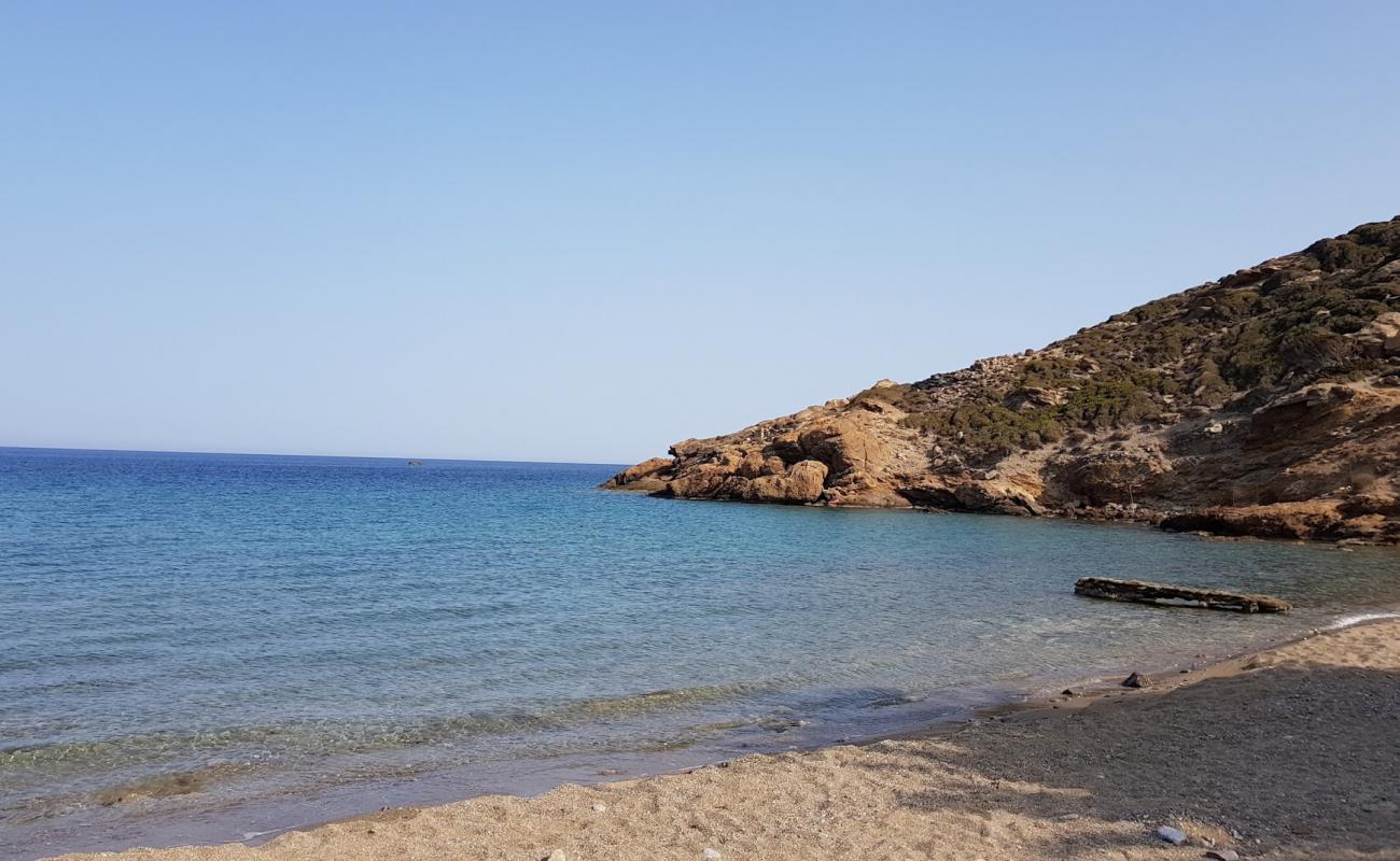 Photo de Analoukas beach avec sable noir avec caillou de surface