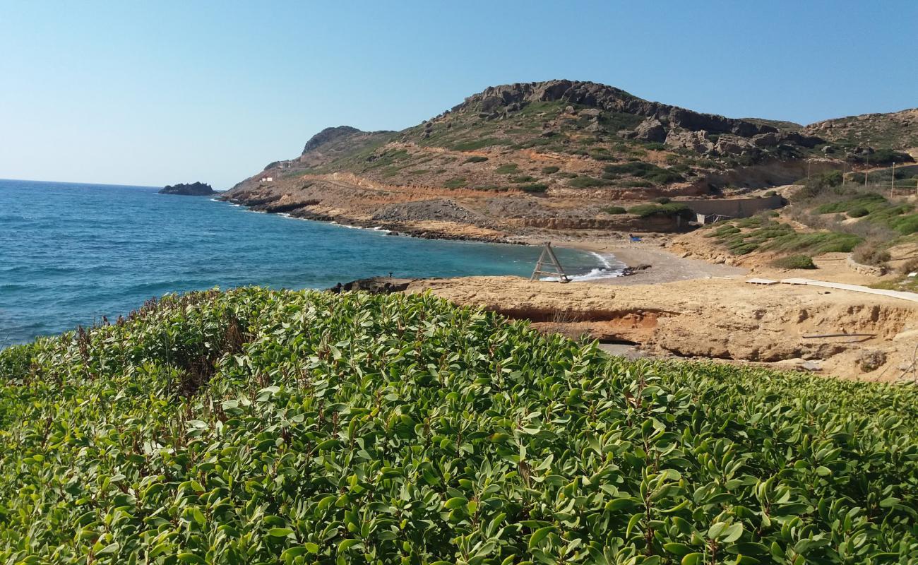 Photo de SoE-Trochani Beach avec sable noir avec caillou de surface