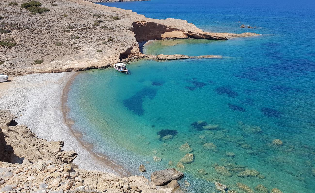 Photo de Black Kavos avec galets beige de surface