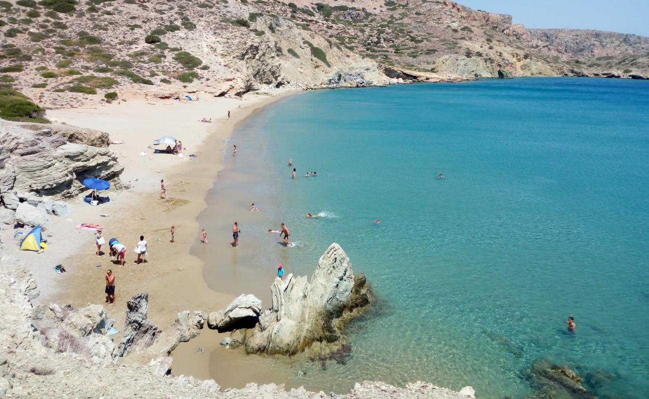Photo de Plage d'Erimoupolis avec sable beige de surface