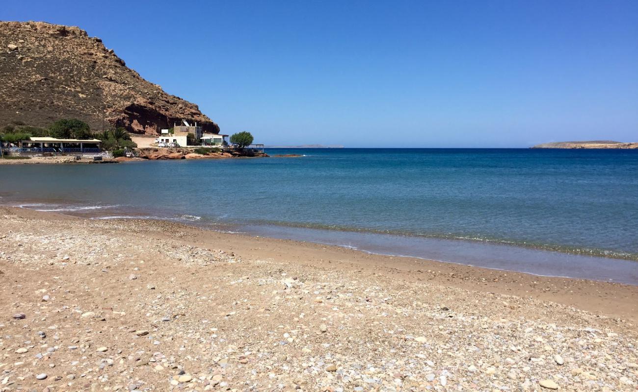 Photo de Paralia Chiona avec sable noir & galets de surface