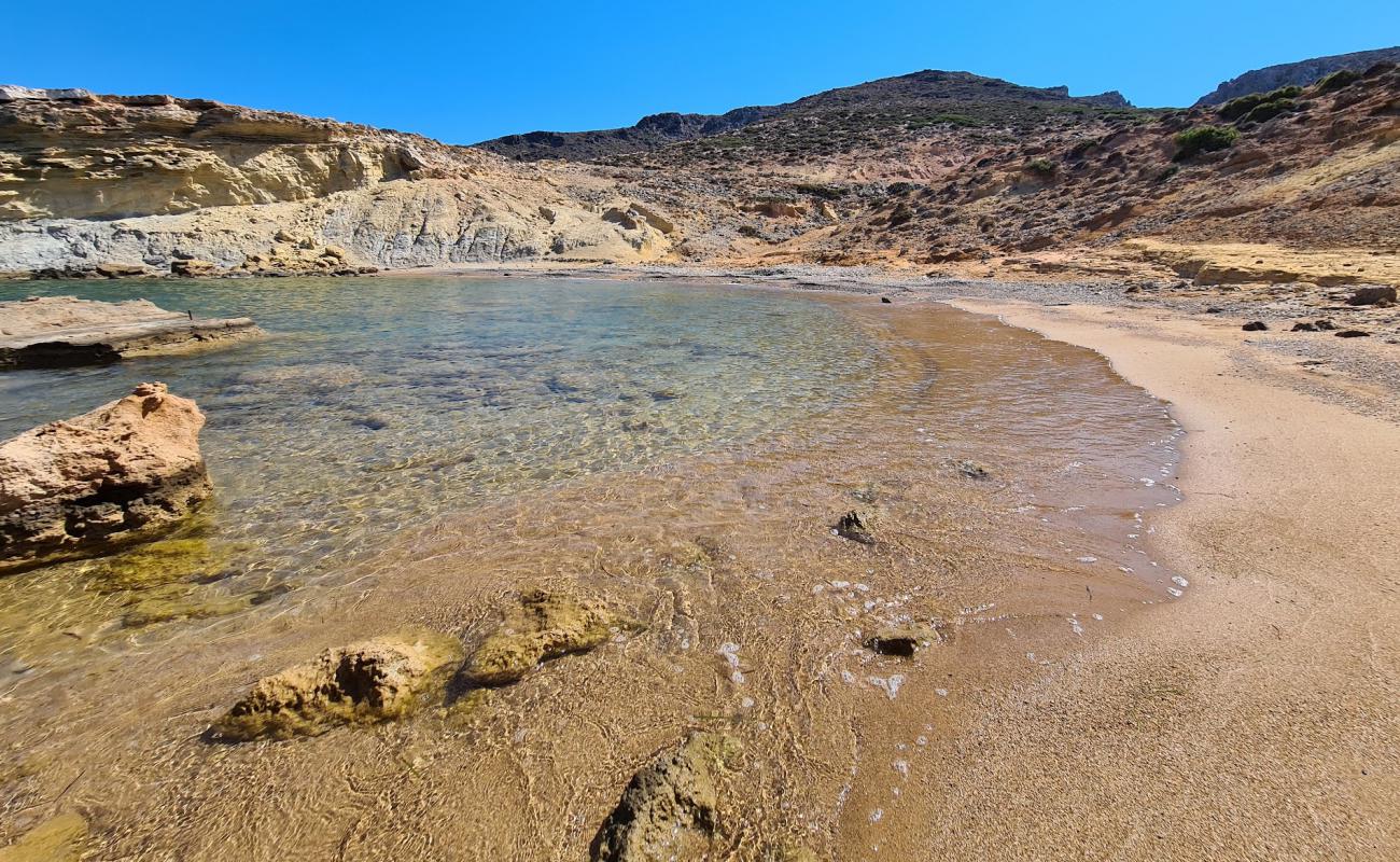 Photo de Clay beach avec sable brun avec roches de surface