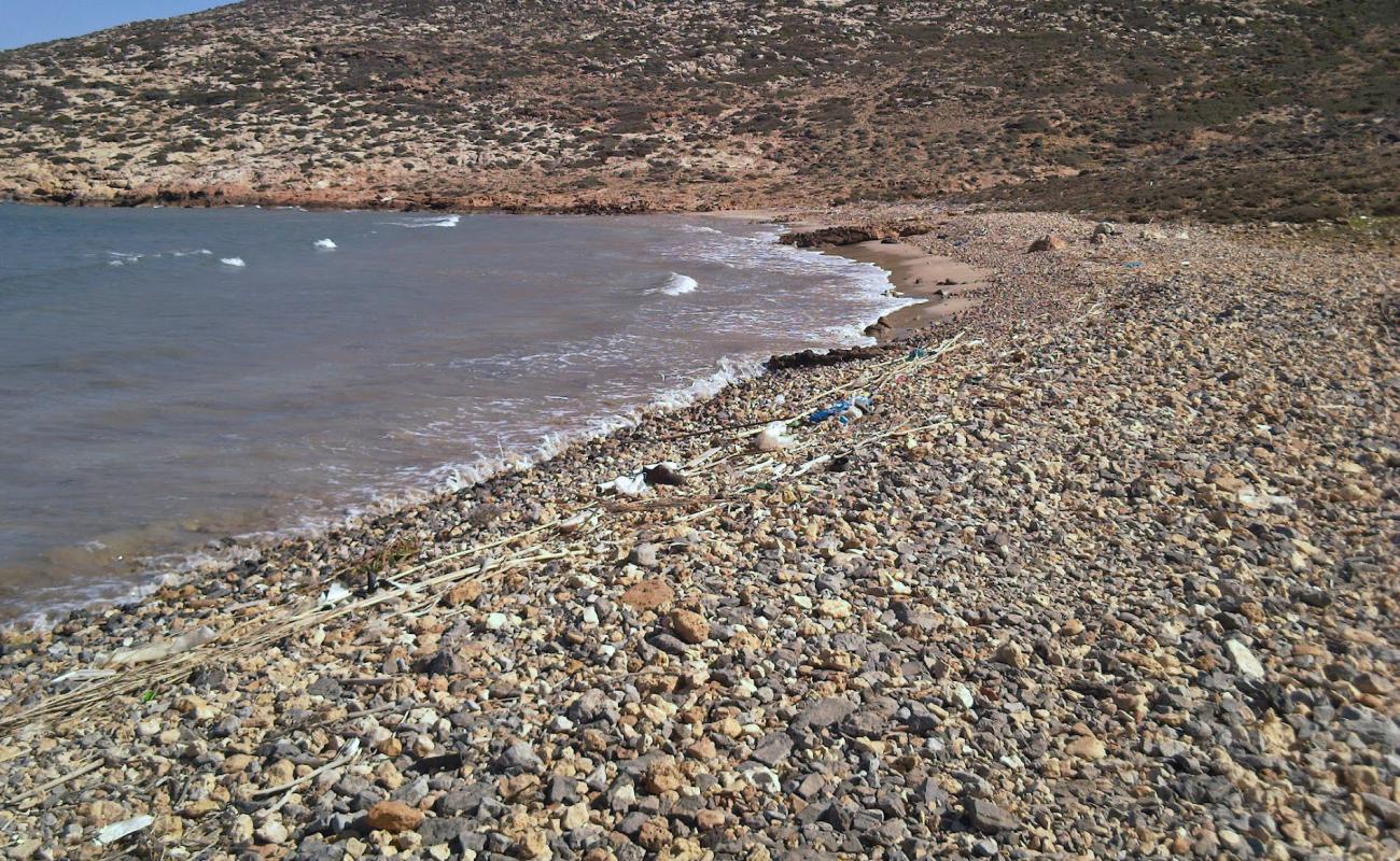 Photo de Skaria beach avec sable brun & rochers de surface