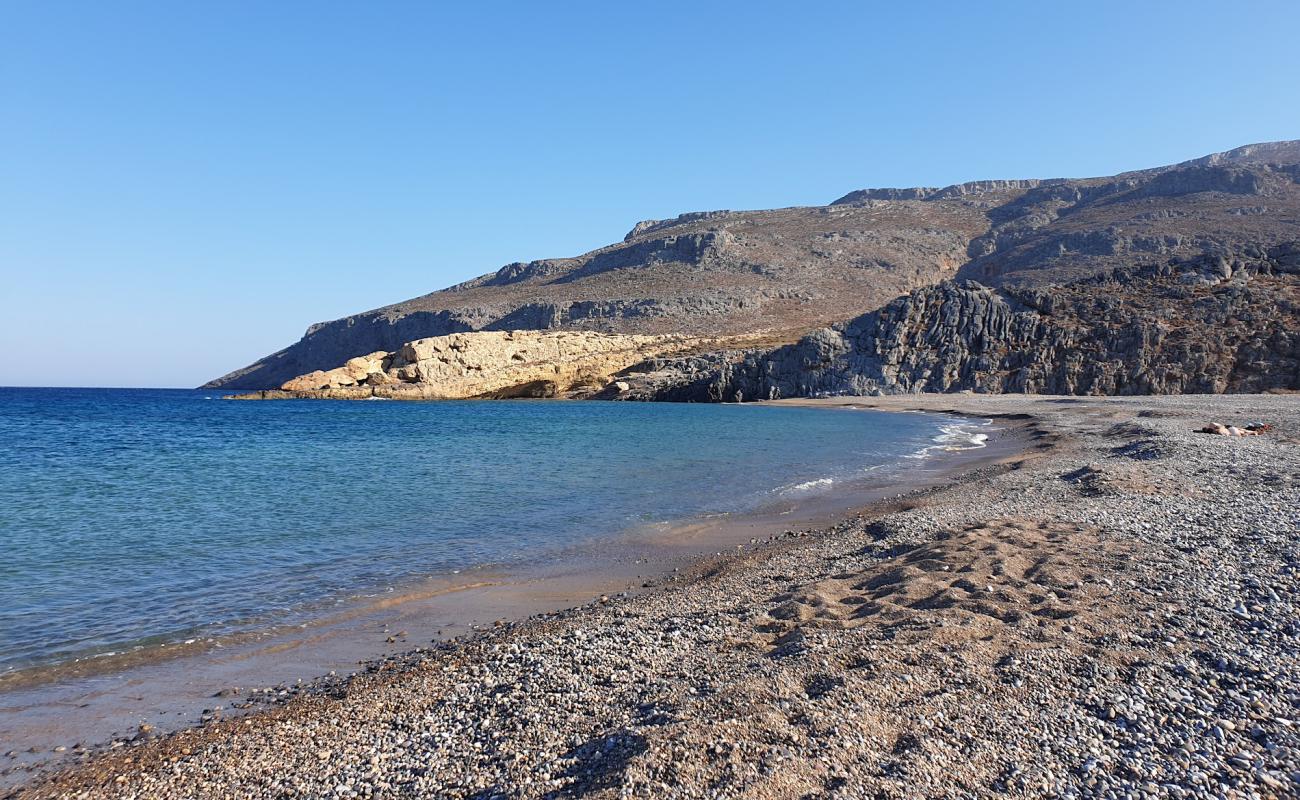 Photo de Karoumes beach avec sable gris & galets de surface