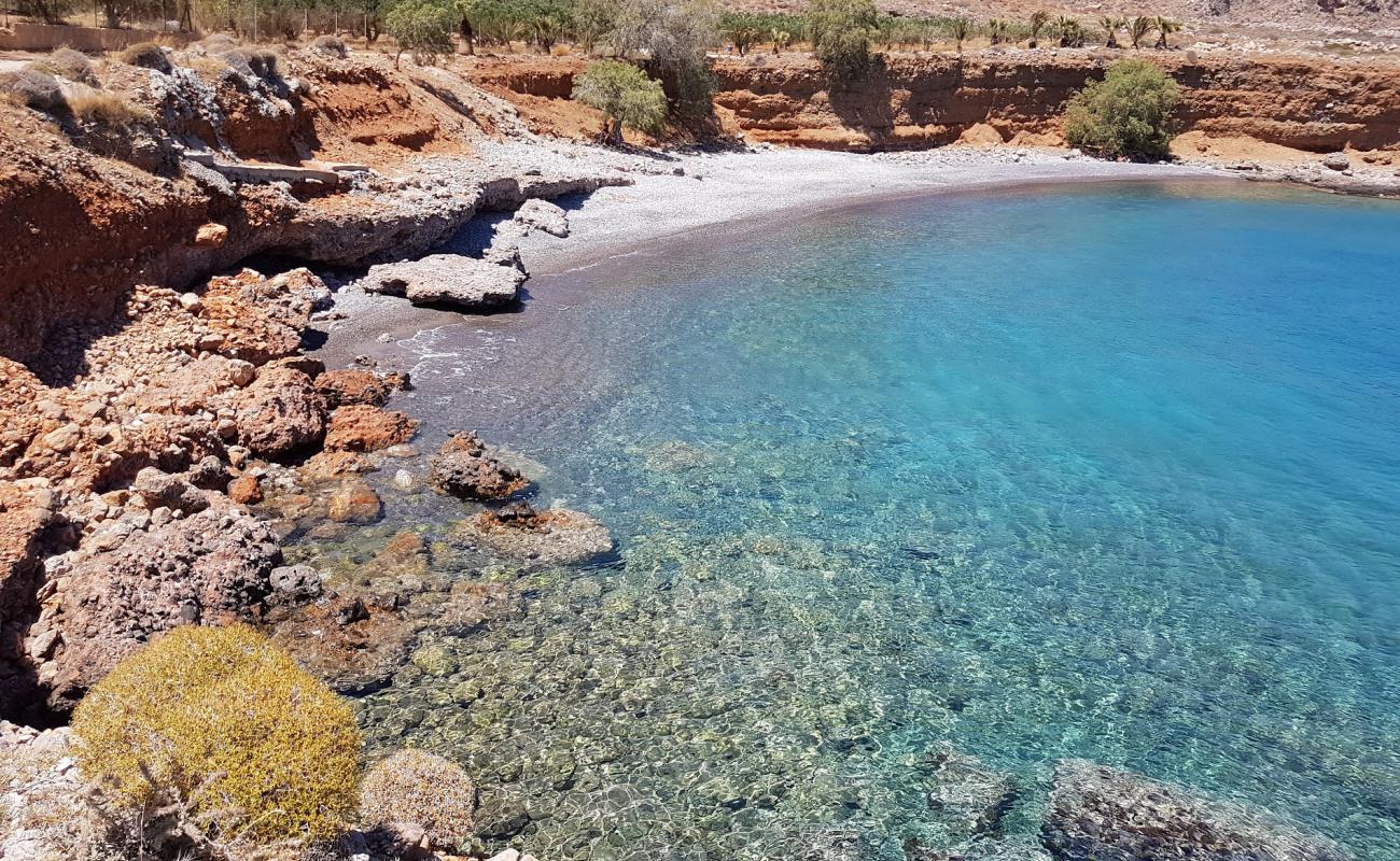 Photo de Ligia Lakos beach avec caillou clair de surface