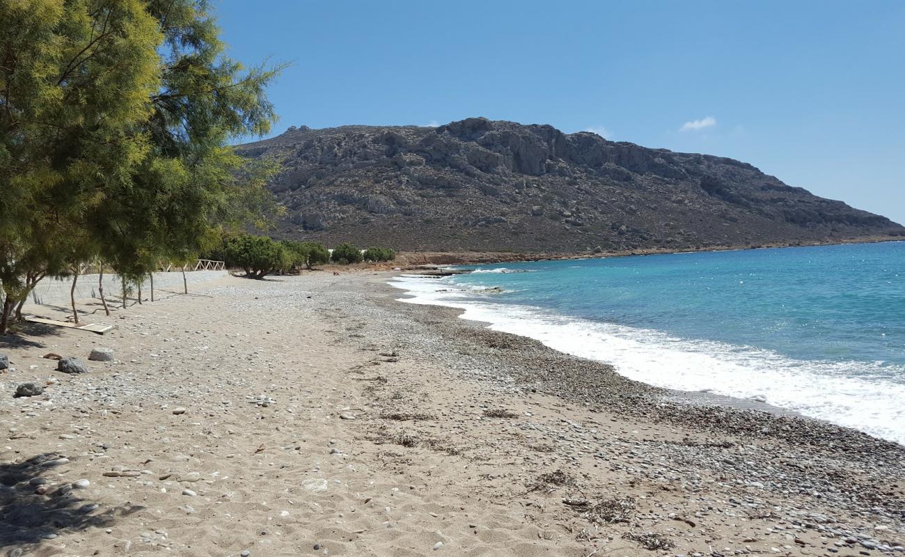 Photo de Paralia Goudouras avec sable beige & galets de surface