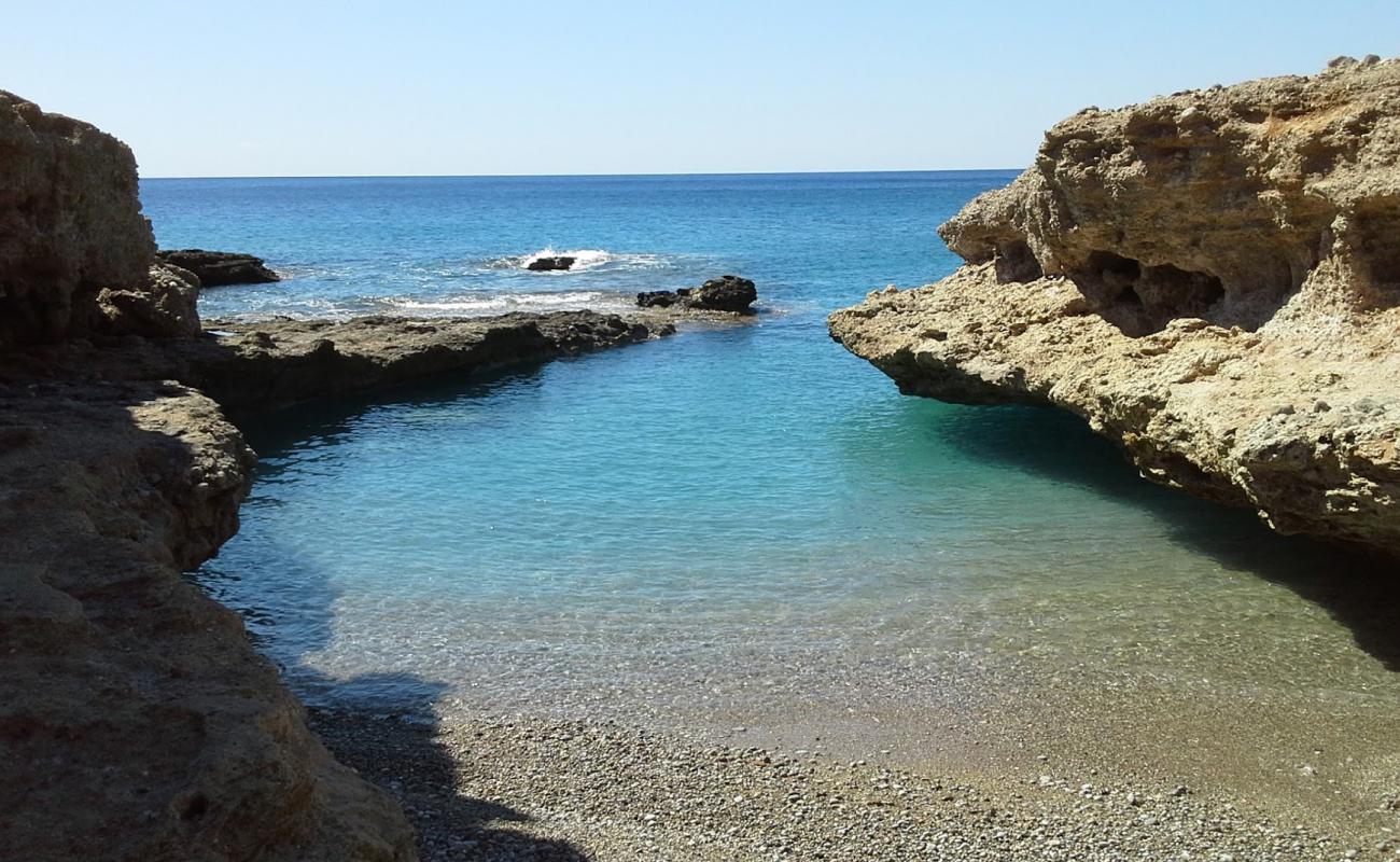 Photo de Atherina beach avec sable gris & galets de surface