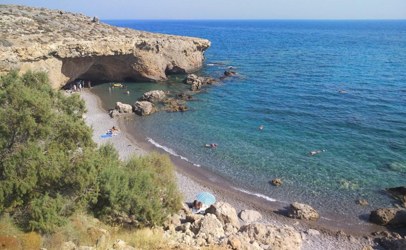 Photo de Anaskelou beach avec petits galets gris de surface