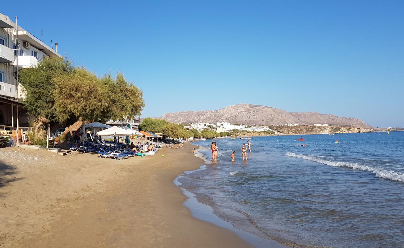 Photo de Makry-Gialos beach avec sable lumineux de surface