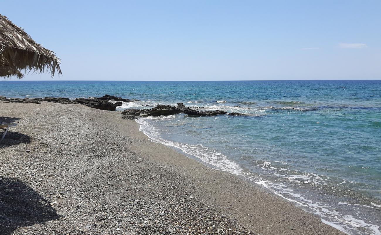 Photo de Koutsoureli beach avec sable gris avec caillou de surface