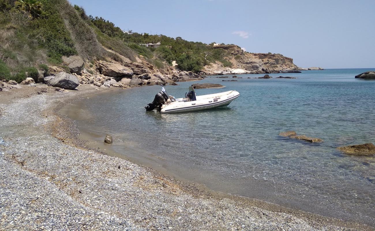 Photo de Livadi beach III avec galets gris de surface