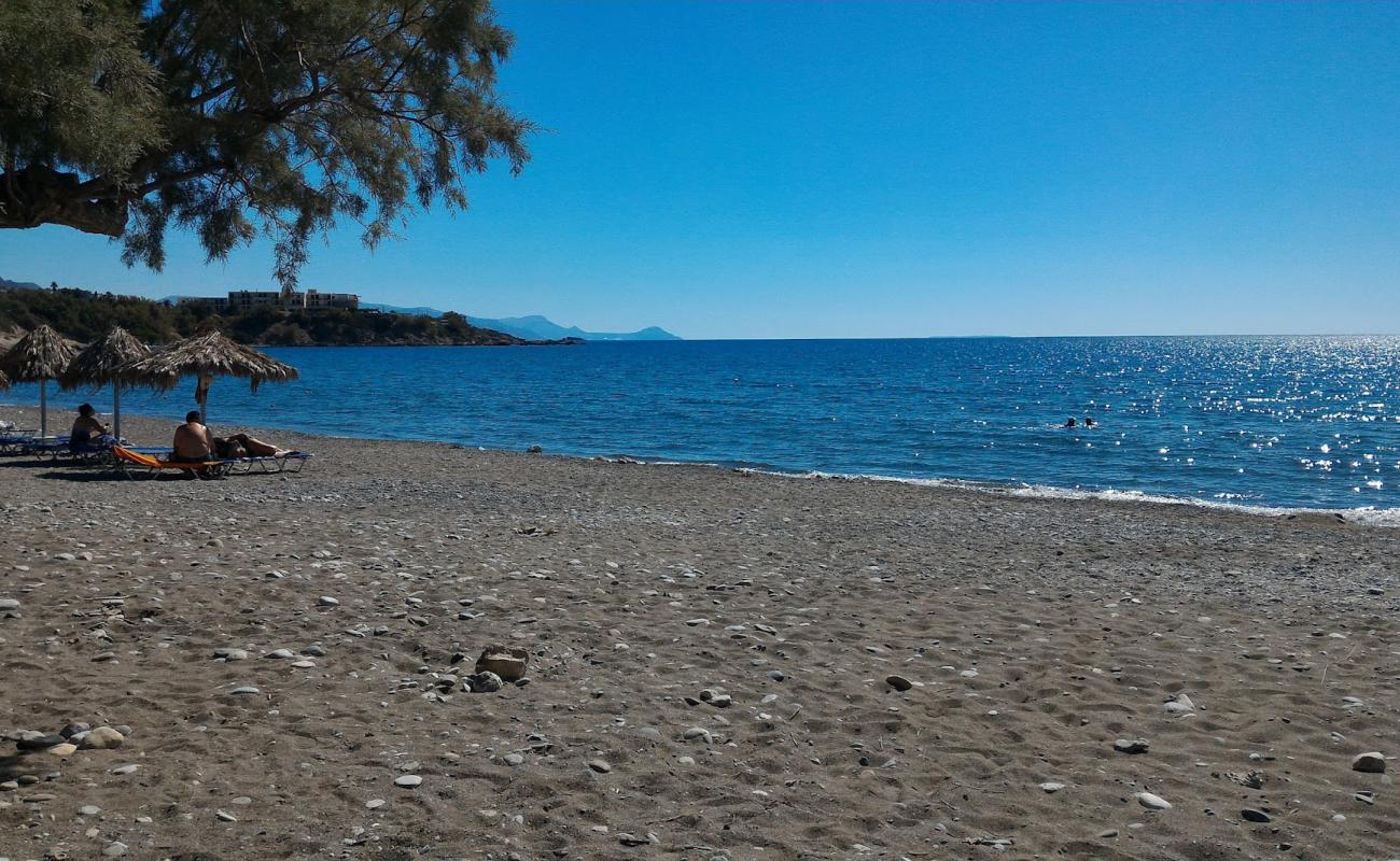 Photo de Kaki Skala beach avec sable clair avec caillou de surface