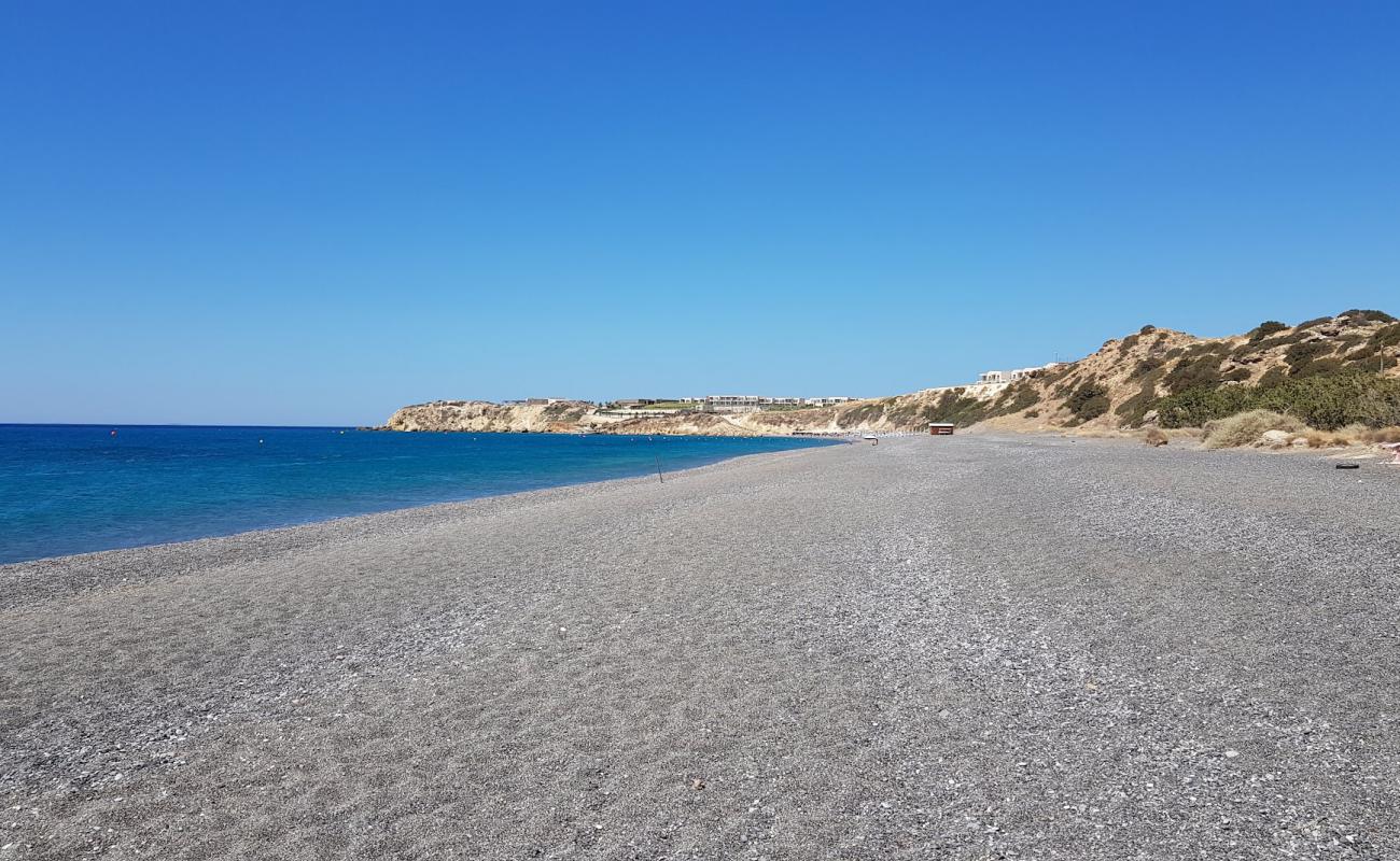 Photo de Koutsounari Long beach avec petits galets gris de surface