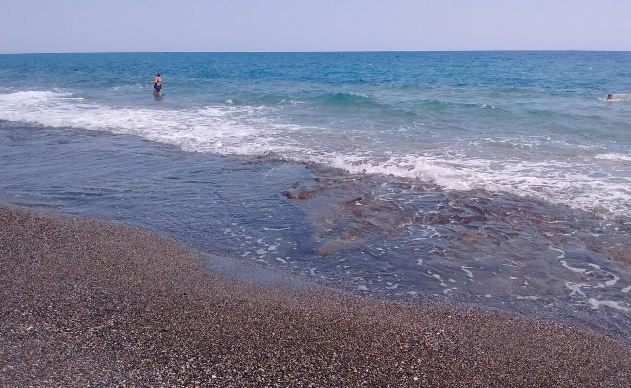 Photo de Livadi beach II avec petits galets beige de surface