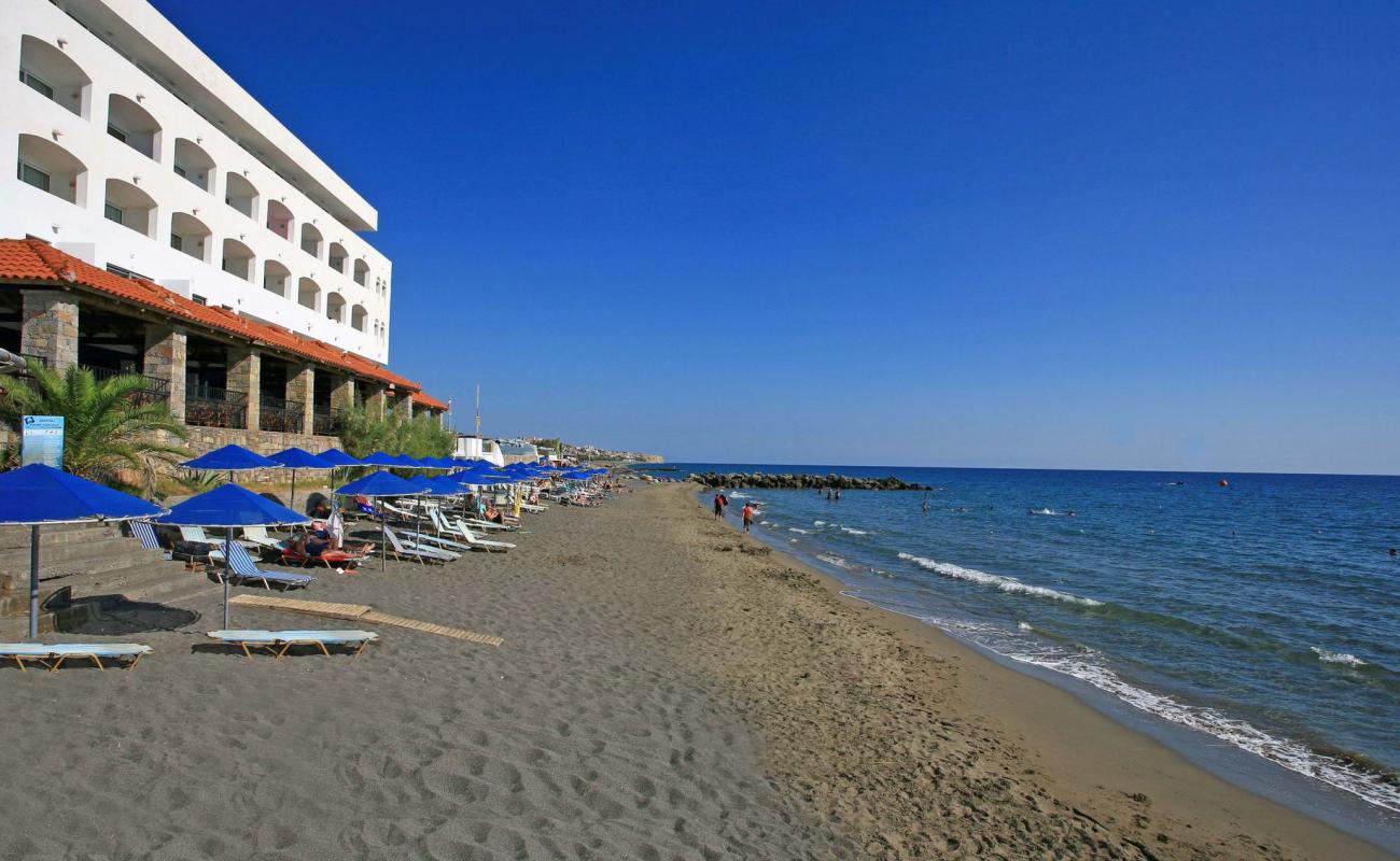 Photo de Paralia Ag. Andreas avec sable beige & pierres de surface