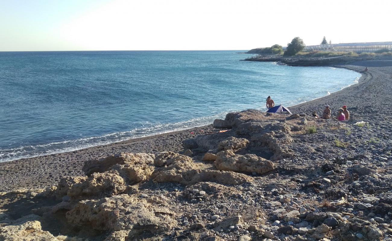 Photo de Limnaki beach avec sable beige & galets de surface