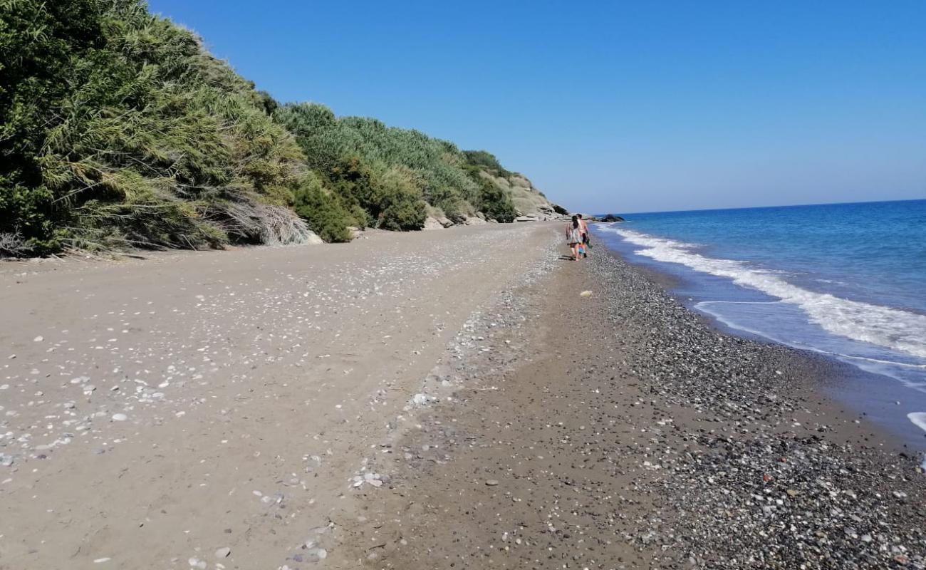 Photo de Ammoudaron beach avec sable noir avec caillou de surface