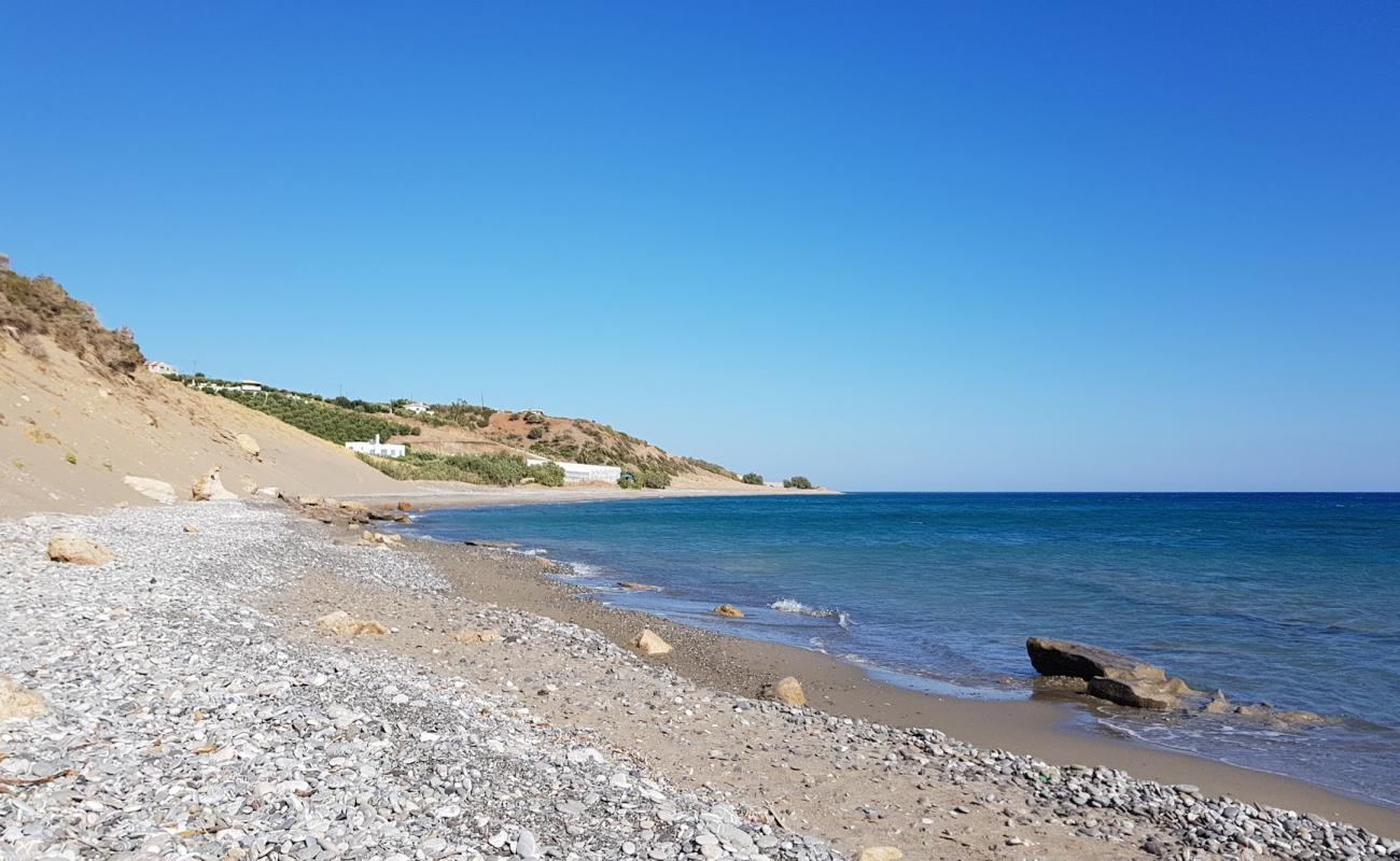 Photo de Armenopetra beach avec sable clair avec caillou de surface