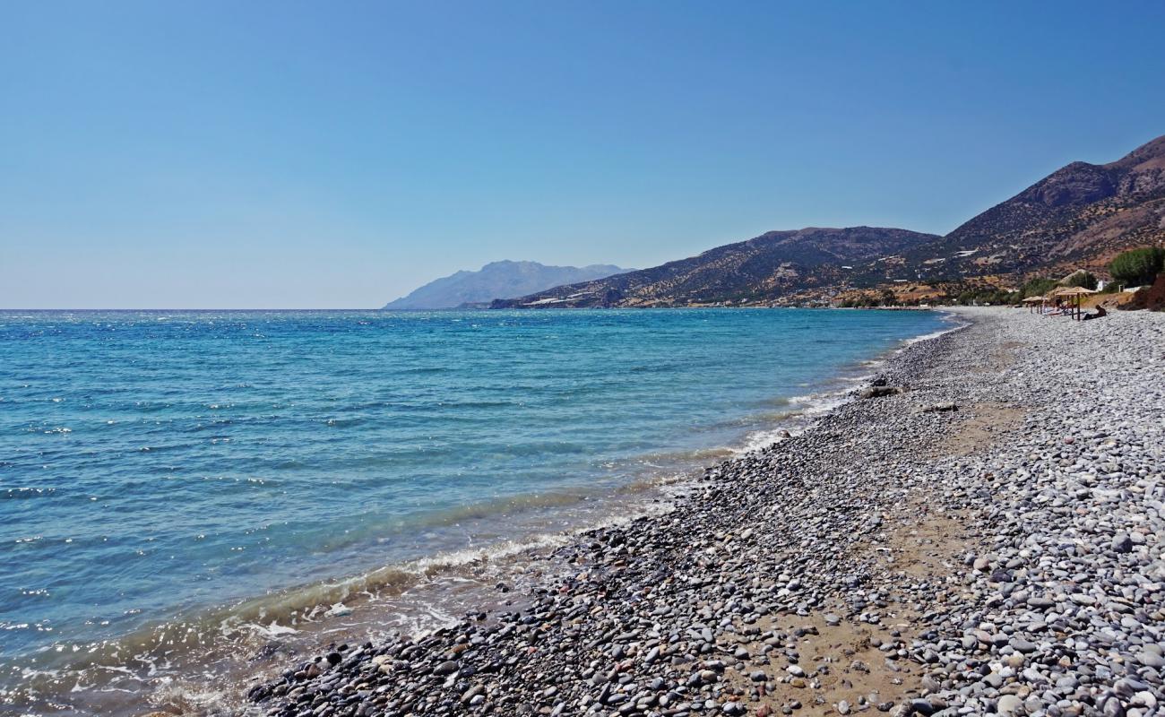 Photo de Monompouka beach avec sable beige & galets de surface