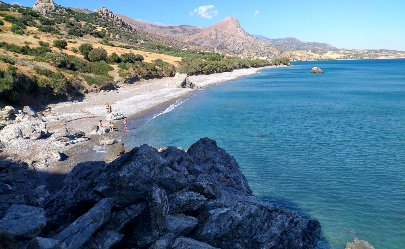 Photo de Skouros beach avec sable beige & galets de surface