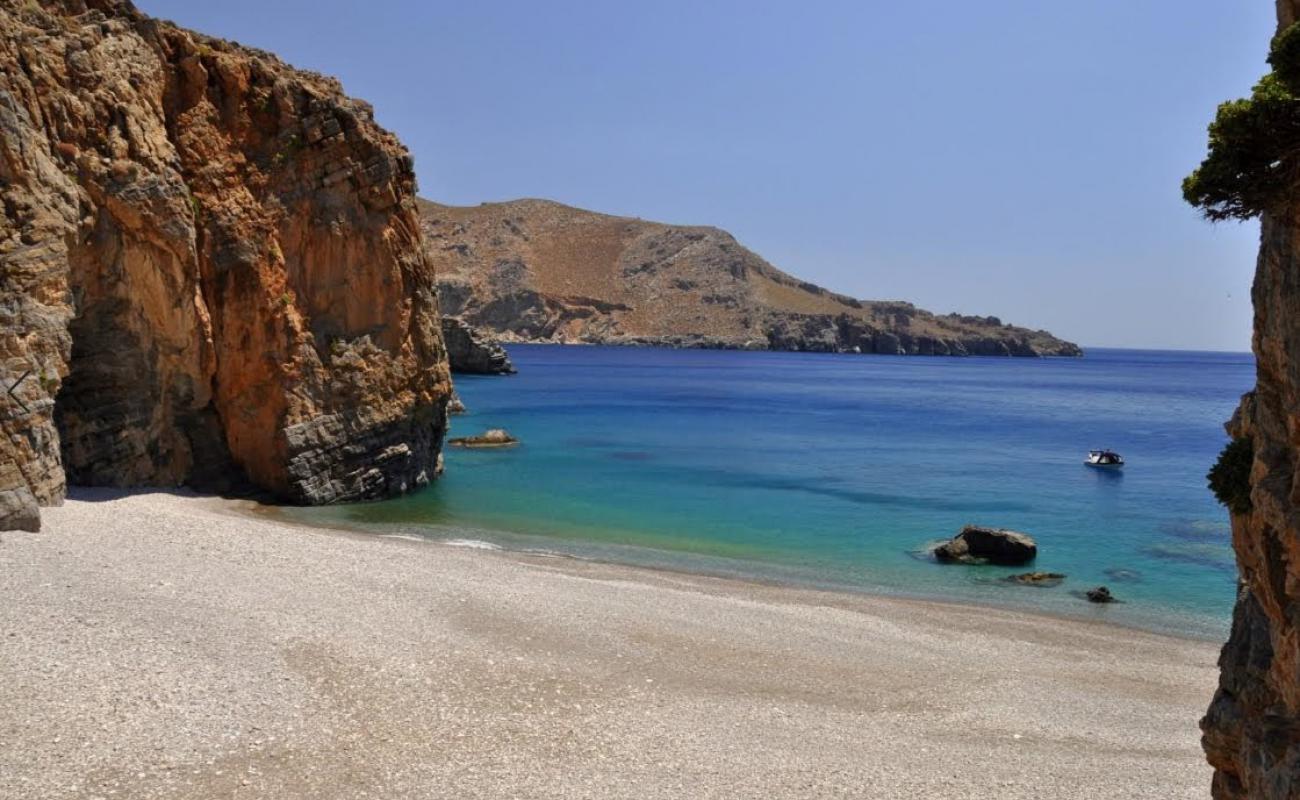 Photo de Kaminaki beach avec petits galets beige de surface