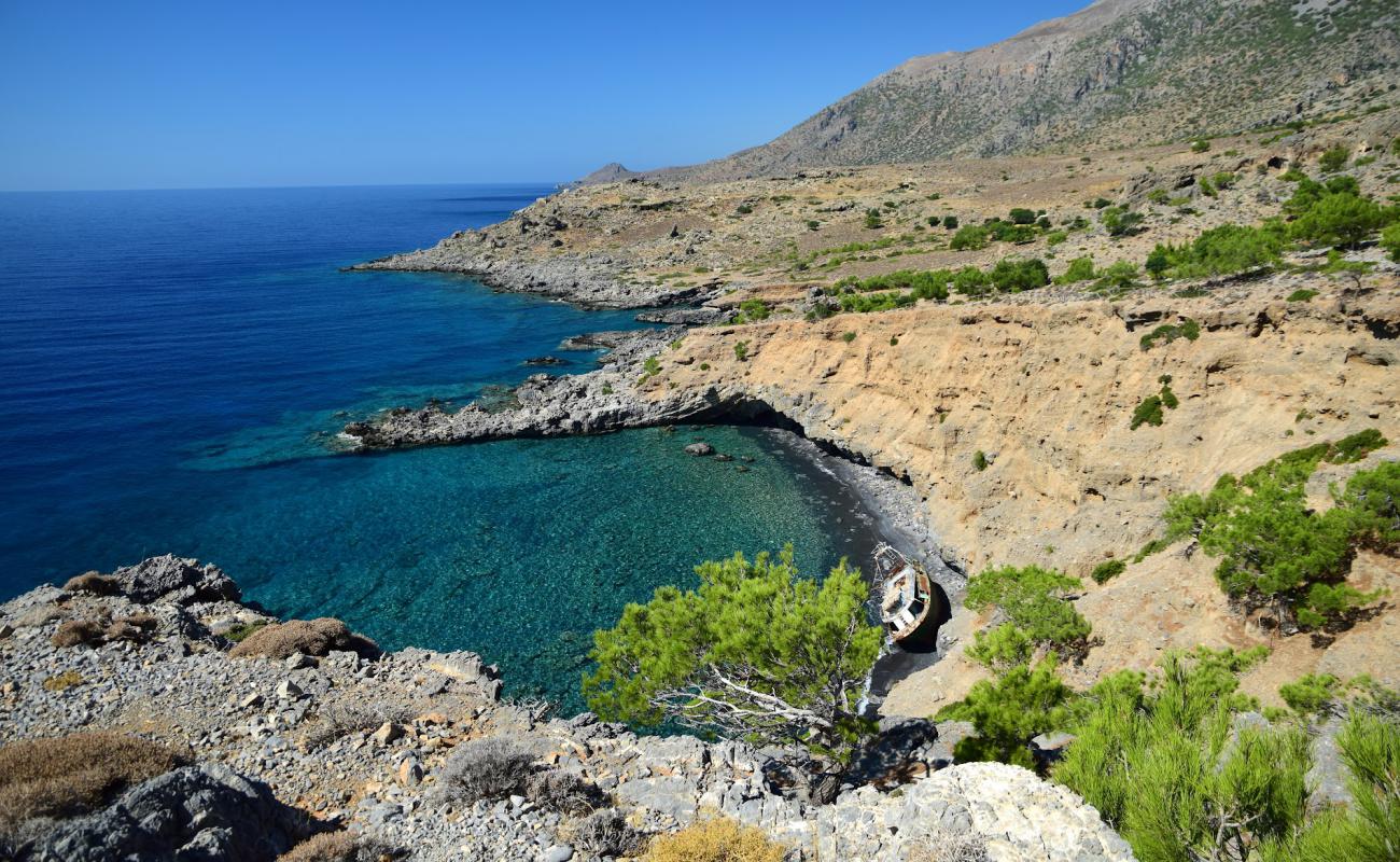 Photo de Agios Antonios beach avec sable brillant et rochers de surface