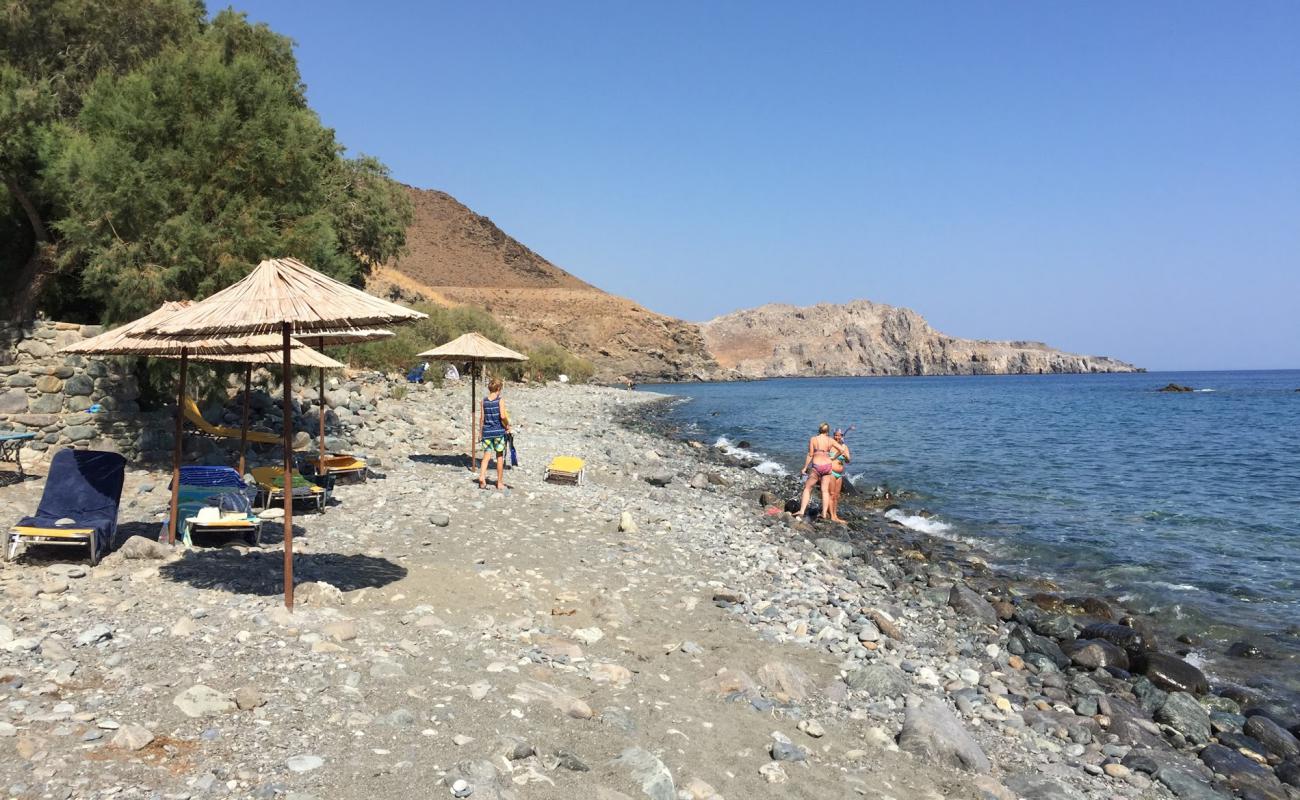 Photo de Paralia Petraki avec sable gris & rochers de surface