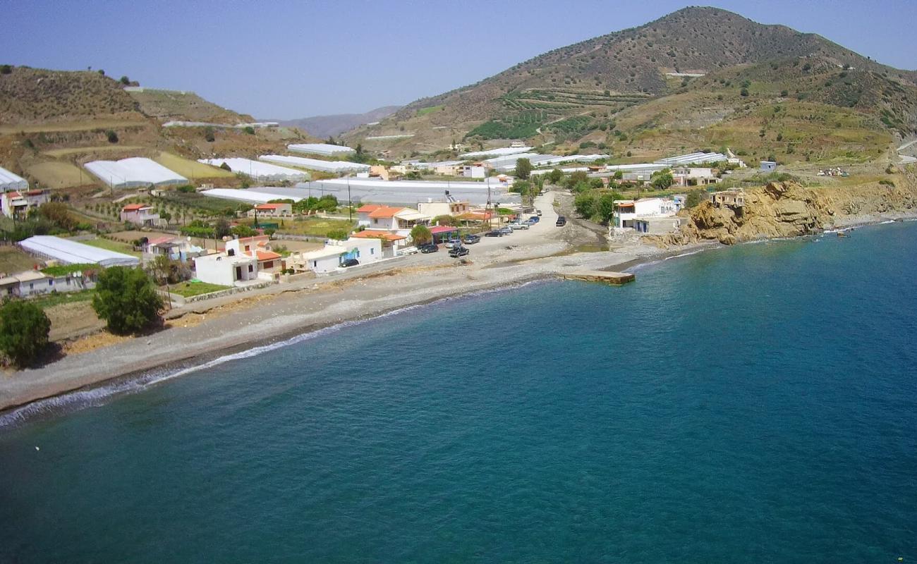 Photo de Platia Perama avec galets gris de surface