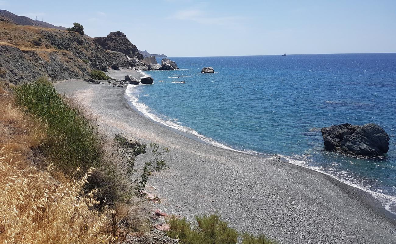 Photo de Kokkines Plakes avec caillou gris de surface