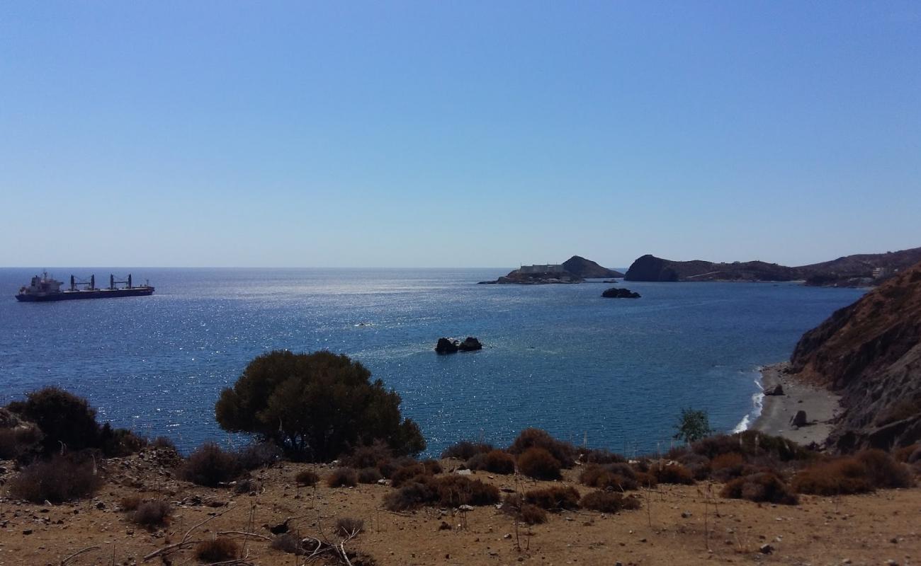 Photo de Karavovrisi beach avec caillou gris de surface