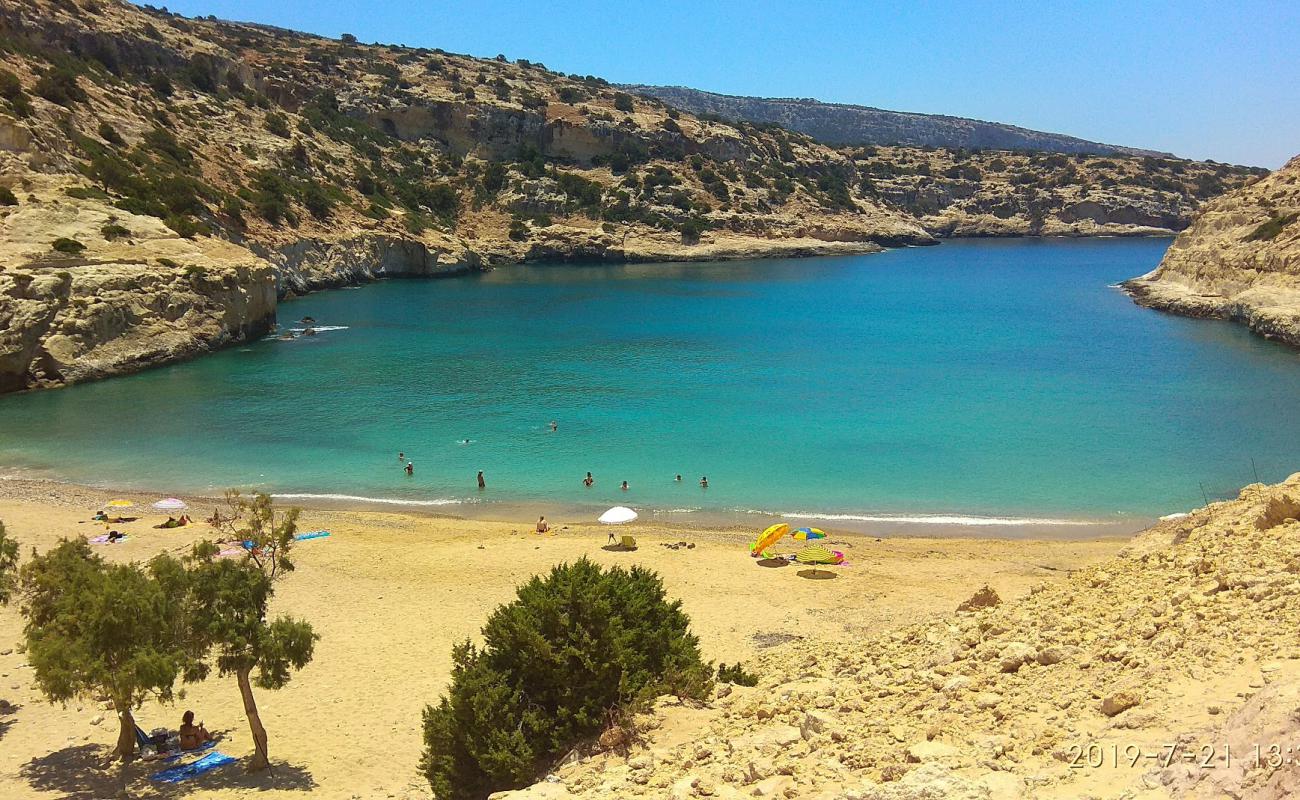 Photo de Vathi beach avec sable clair avec caillou de surface