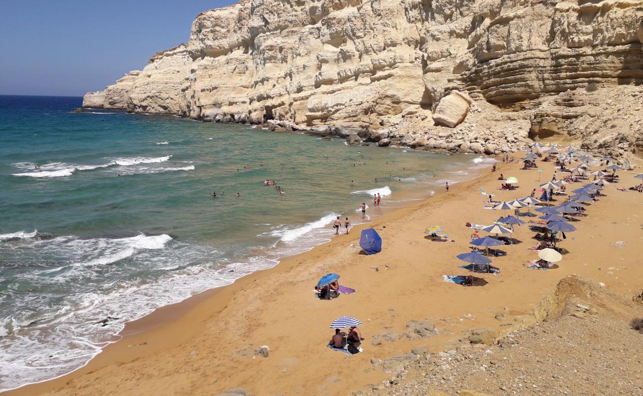 Photo de Red beach avec sable fin brun de surface