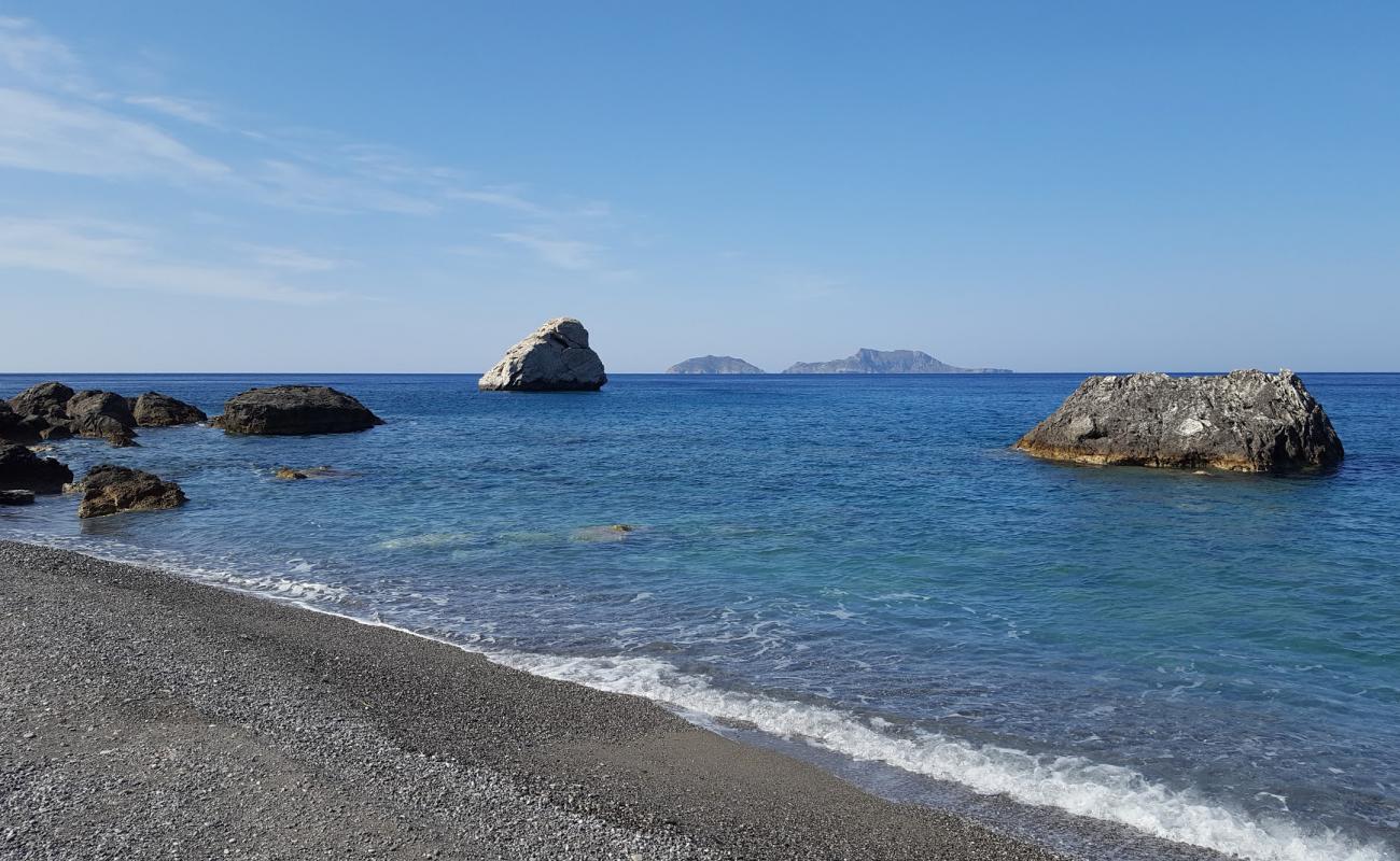 Photo de Armenopetra beach avec caillou gris de surface