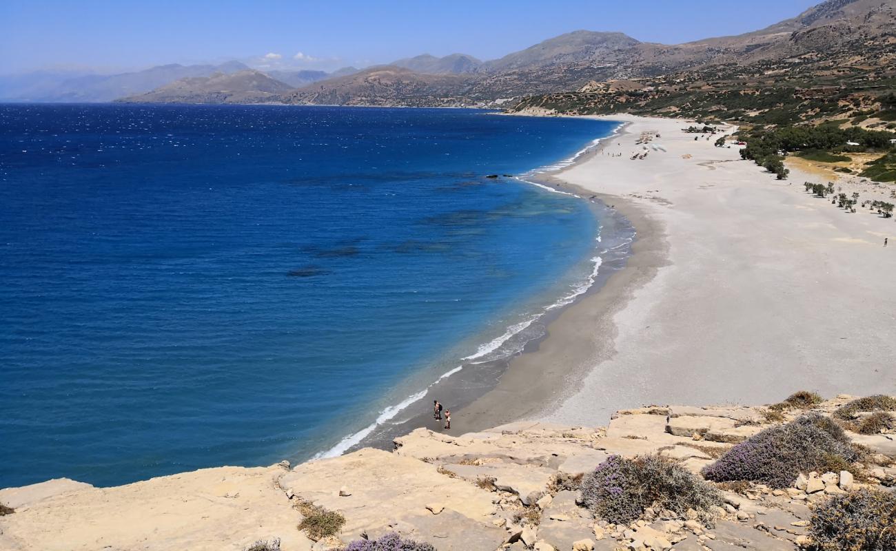 Photo de Triopetra beach avec caillou fin gris de surface