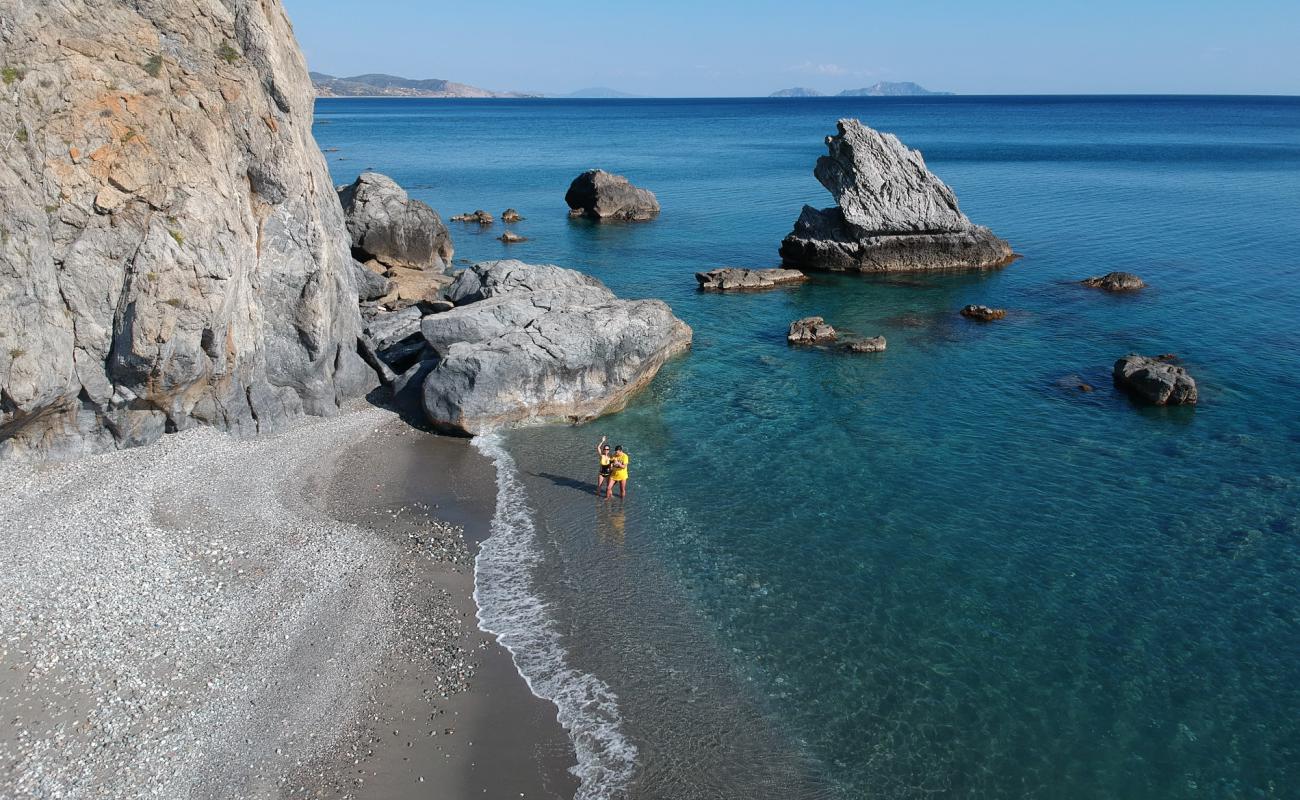 Photo de Vasilis Rock beach avec sable gris avec roches de surface