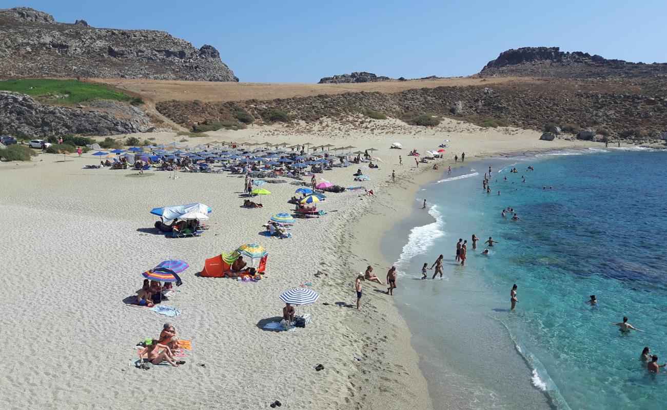 Photo de Plage de Skinaria avec caillou fin clair de surface