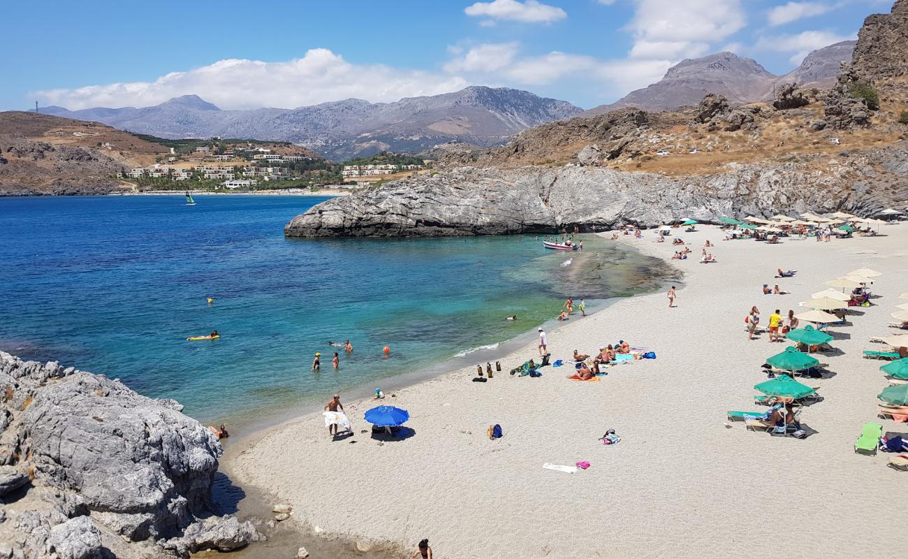 Photo de Plage d'Ammoudi avec caillou fin clair de surface