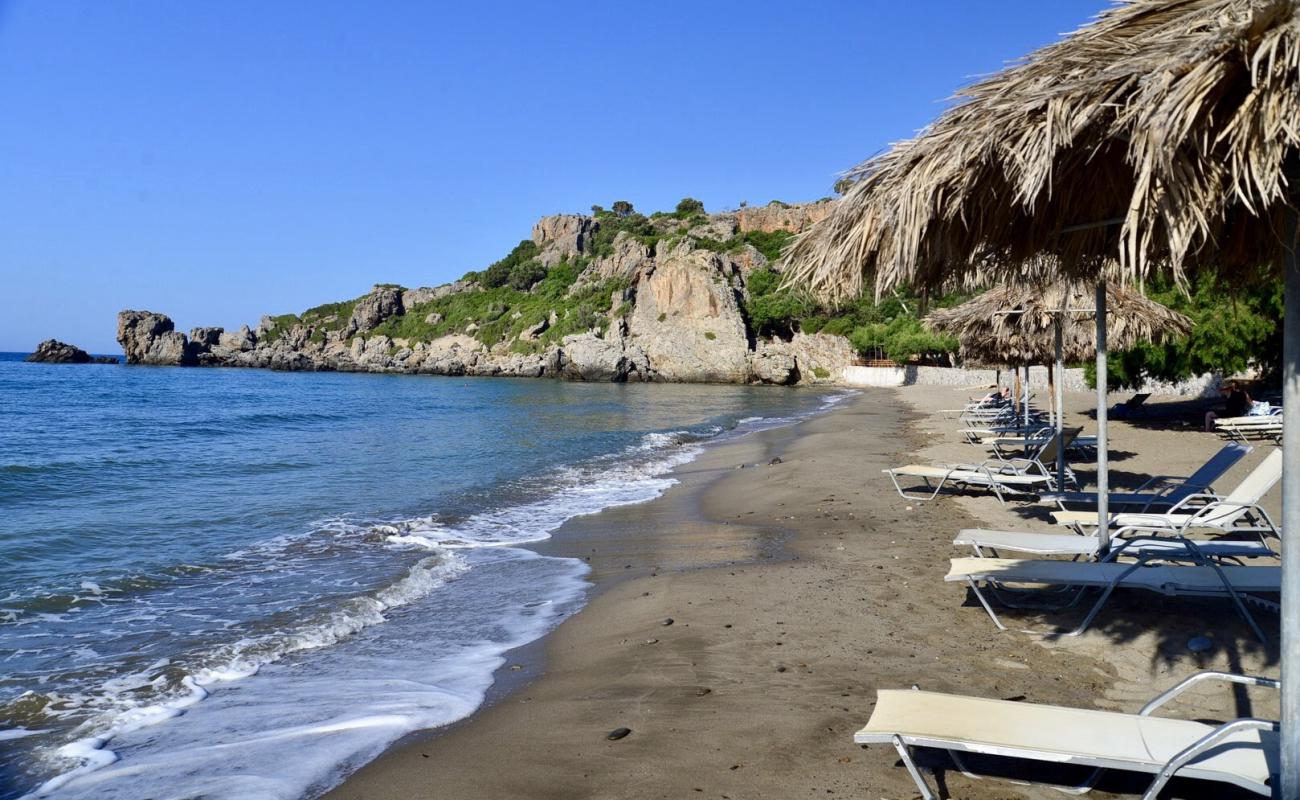 Photo de Korakas beach II avec sable fin brun de surface